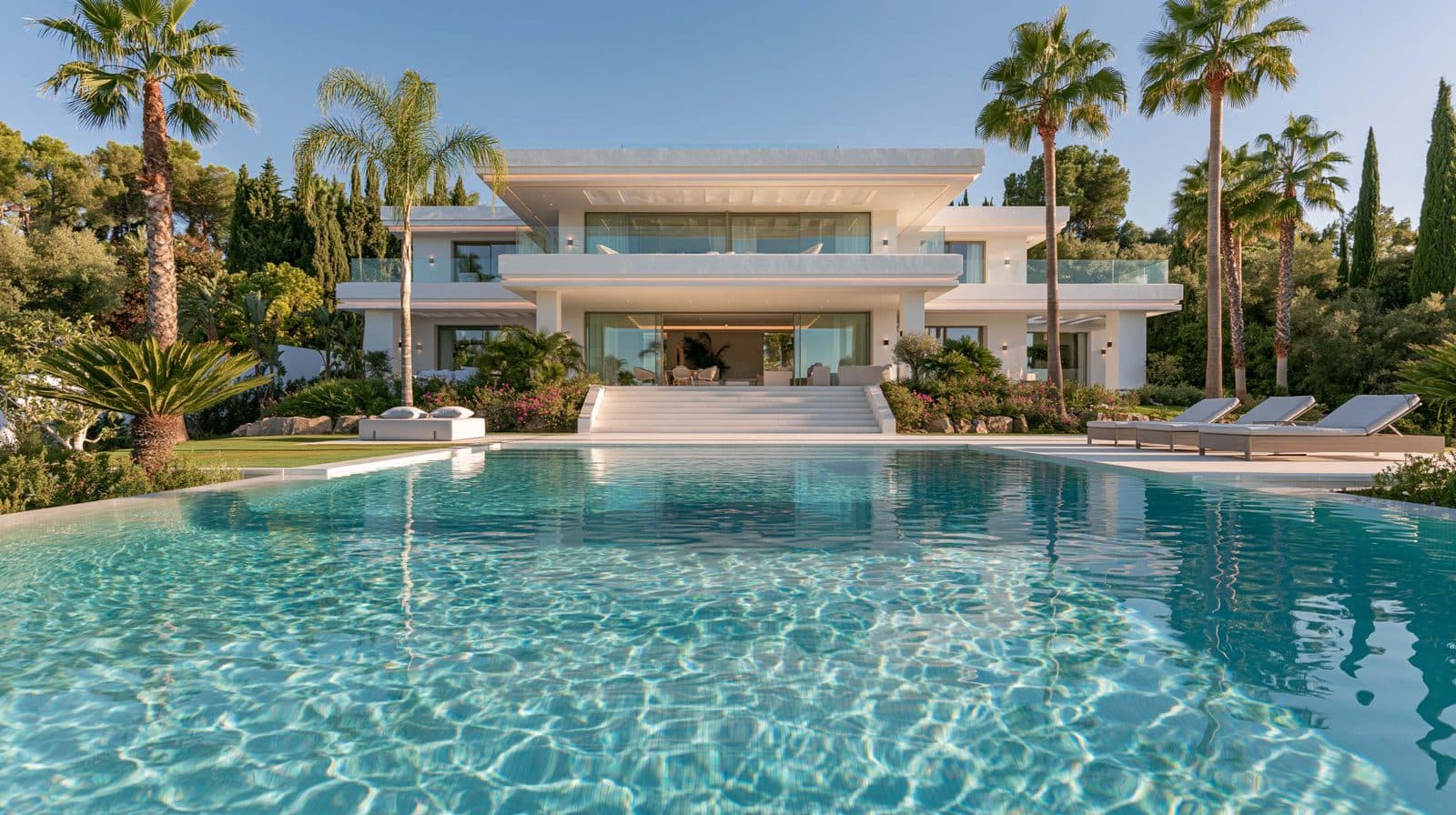 Villa contemporánea con palmeras y piscina turquesa